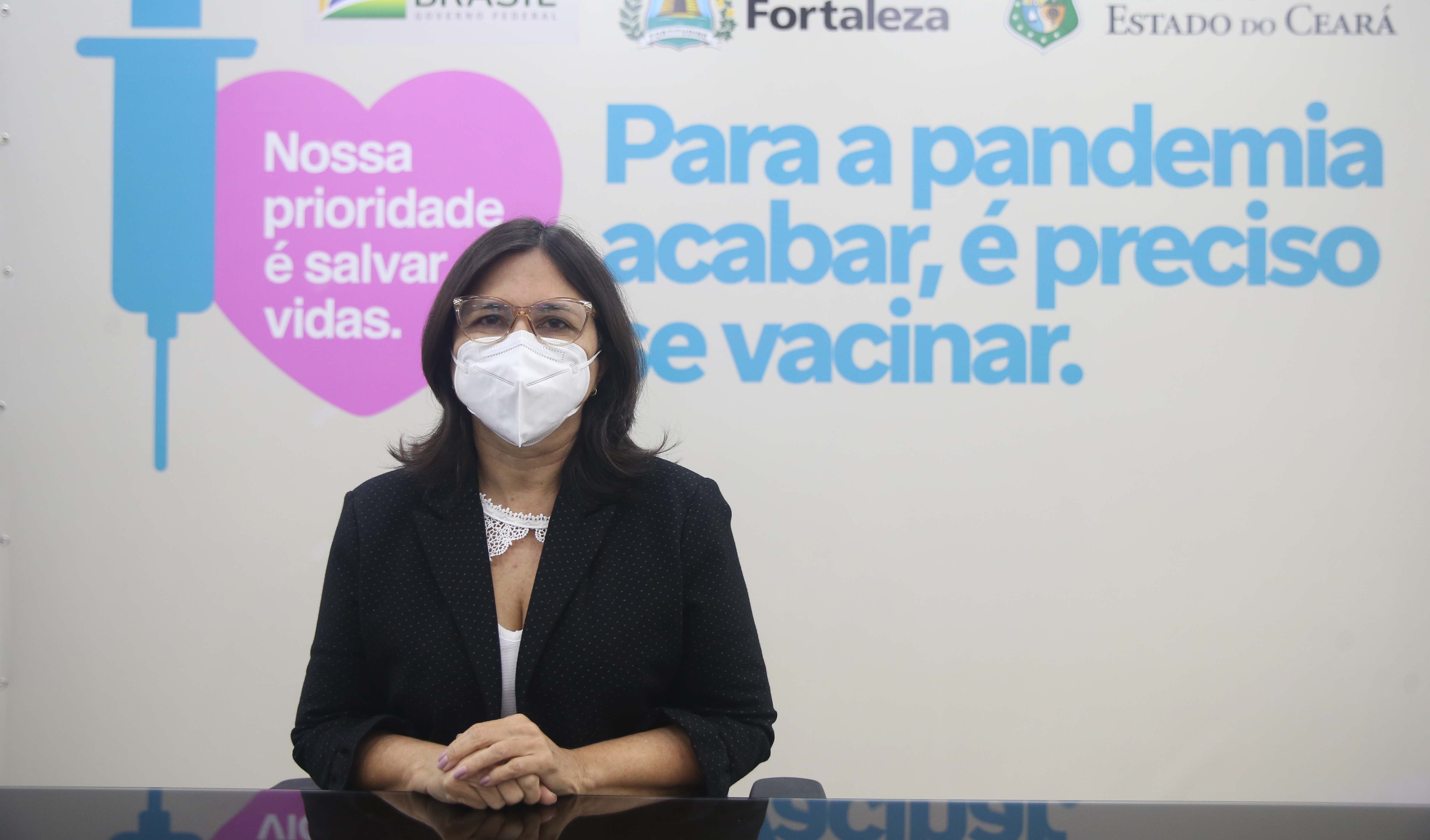 secretária ana estela olha para a câmera